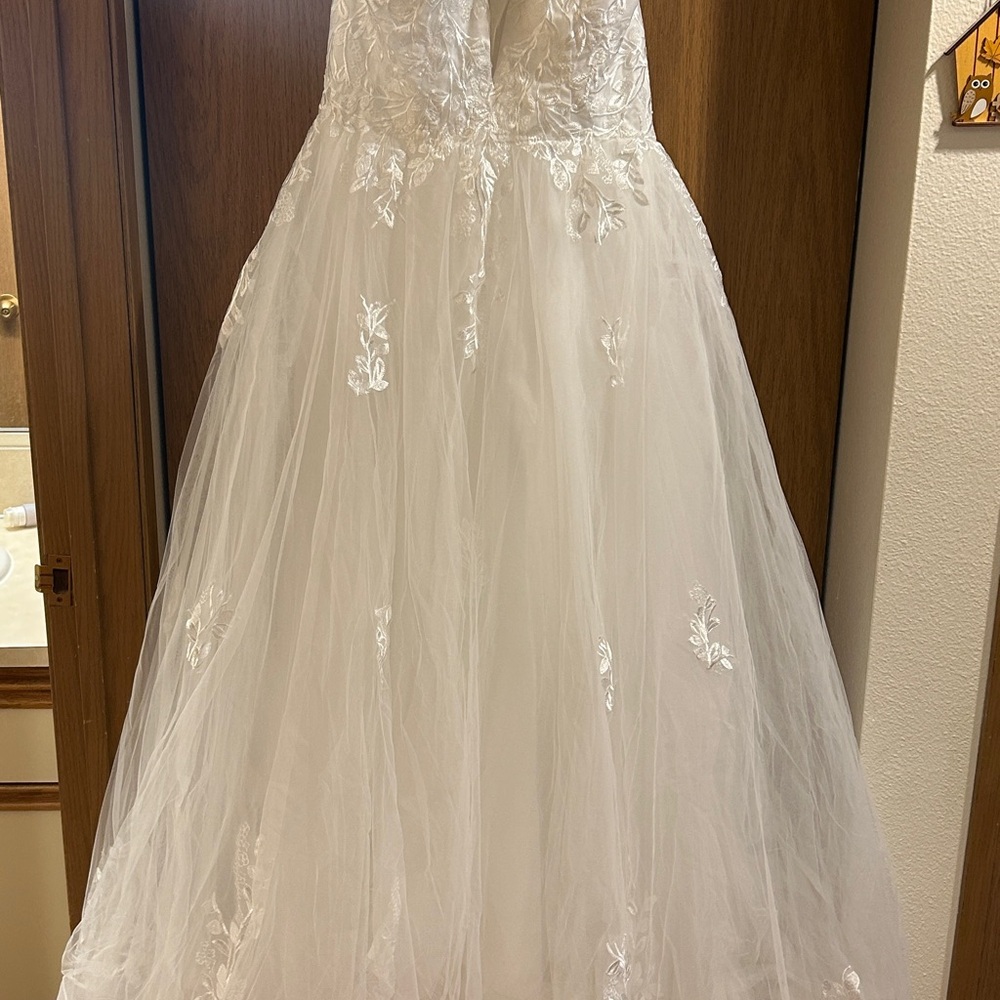 Elegant White Lace Wedding Dress